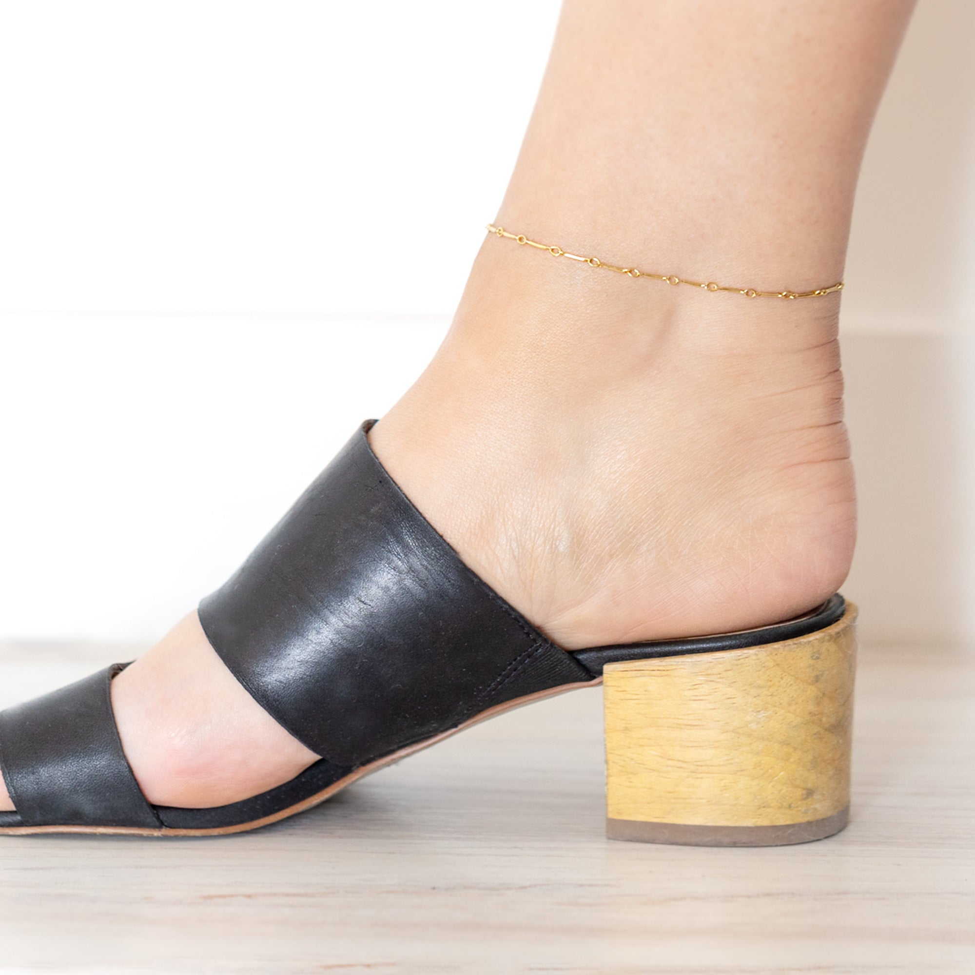 The Bar Chain Anklet in Yellow Gold Filled on Model